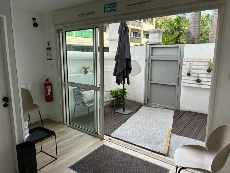 L'entrée vitrée sur la petite terrasse